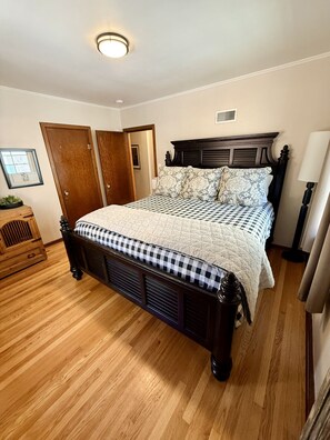 4 bedrooms, desk, iron/ironing board, travel cot