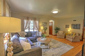 Smart-TV, Kamin, DVD-Player, Bücher