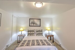 4 bedrooms, desk, iron/ironing board, travel cot