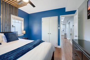 5 Schlafzimmer, Schreibtisch, Bügeleisen/Bügelbrett, Reisekinderbett