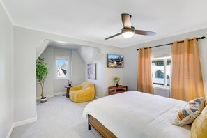 5 Schlafzimmer, Schreibtisch, Bügeleisen/Bügelbrett, Reisekinderbett