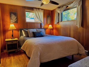 1 dormitorio, escritorio, tabla de planchar con plancha y cuna de viaje