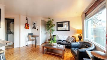 TV connectée, livres, chaîne hi-fi