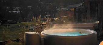 Sunset Ridge, Near Downtown, Hot tub, Outdoor Living, all with Panoramic View, 