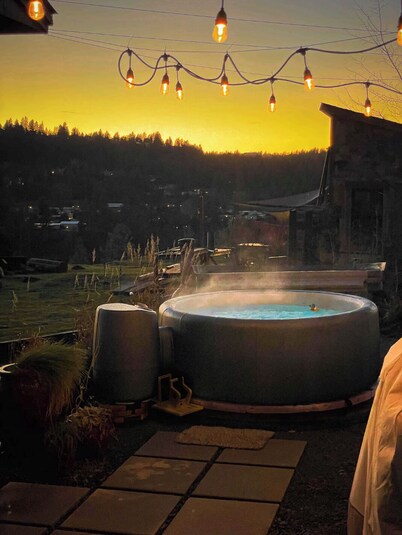 Sunset Ridge, Near Downtown, Hot tub, Outdoor Living, all with Panoramic View,