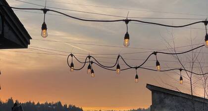 Sunset Ridge, Near Downtown, Hot tub, Outdoor Living, all with Panoramic View,