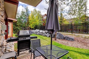 Terrace/patio - FalconCrest 112 | Studio Suite with Hot Tub (Canmore)