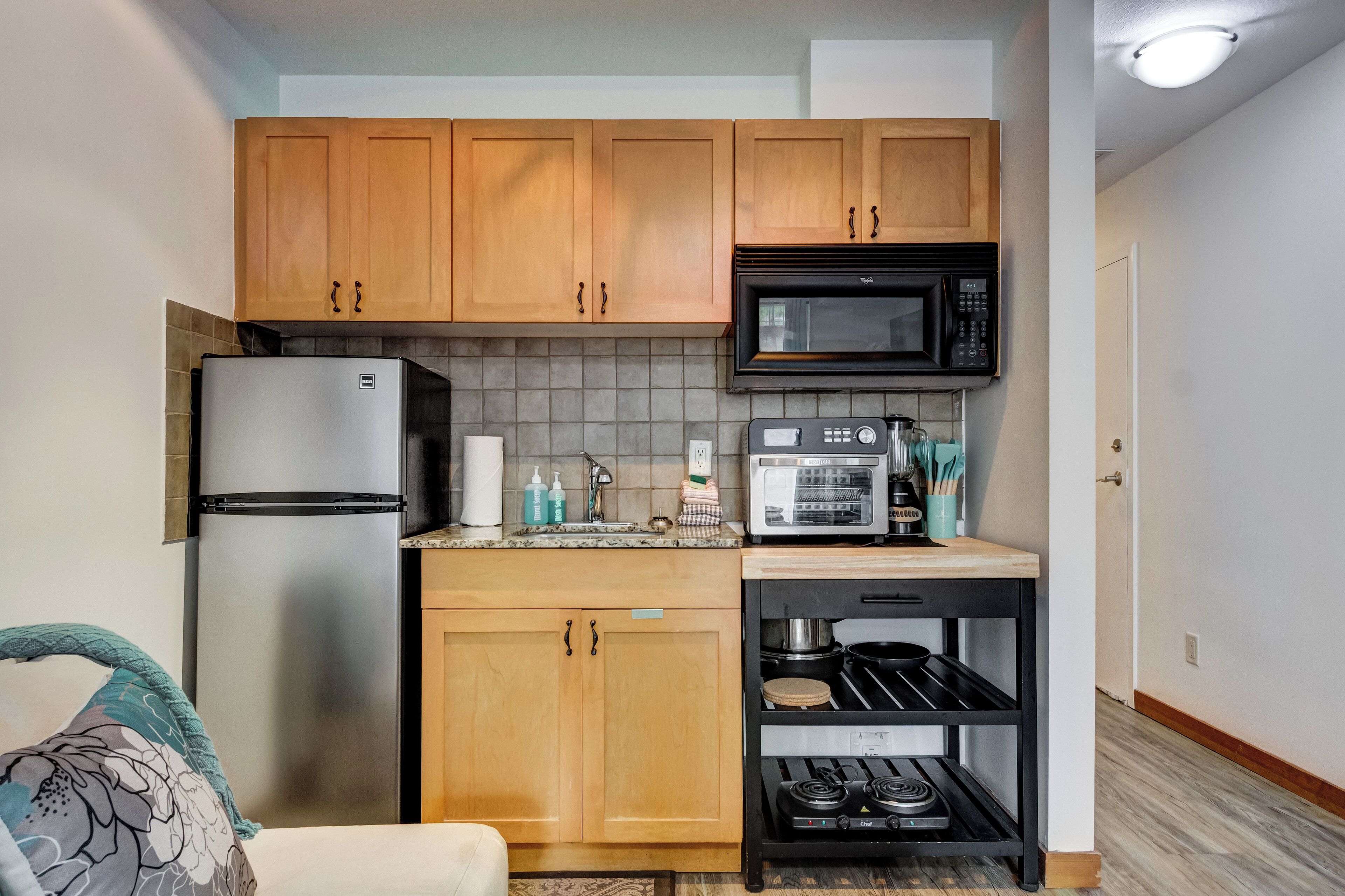 Réfrigérateur, micro-ondes, cafetière/bouilloire, grille-pain