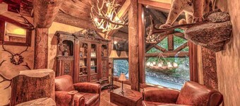 8BR Lakefront Lodge| Hot Tub, Dock, Mountain Views