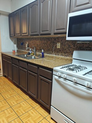 Fridge, microwave, oven, stovetop - NEW & 15 MINS TO NYC! 3BR Private Apartment in JSQ (Jersey City)