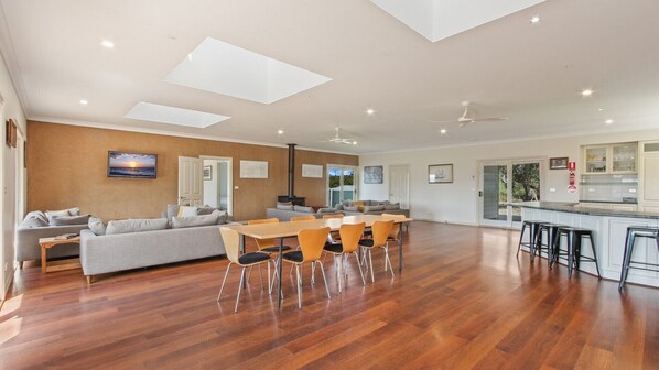 المنشأة من الداخل