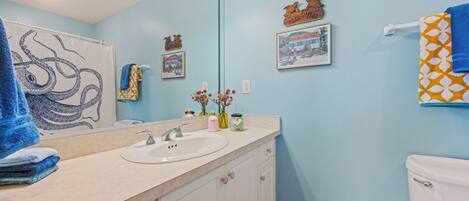 Queen Master Bath - Mid Level