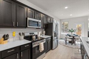 Réfrigérateur, micro-ondes, four, plaque de cuisson