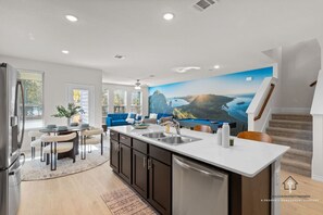 Interior - UNT/TWU/DT Denton/New/King Bed (Denton)