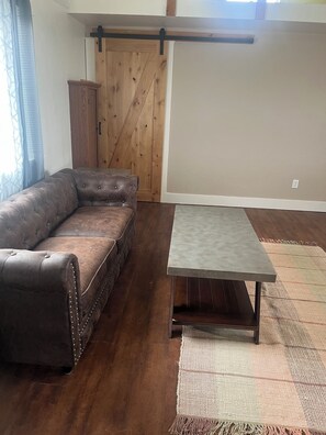 Interior - Charming bungalow with AC and WiFi in a private rural part of Billings.  (Billings)