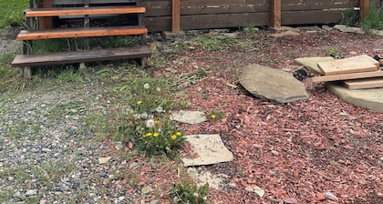 Charming bungalow with AC and WiFi in a private rural part of Billings.