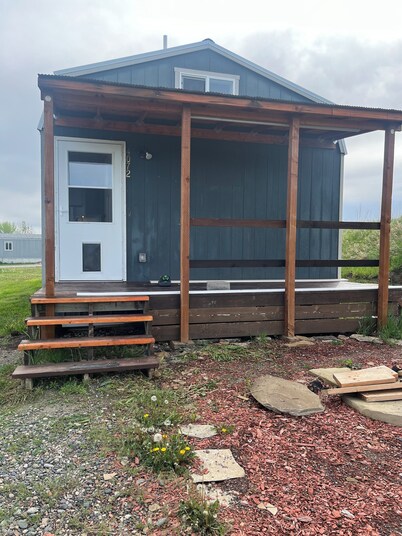 Charming bungalow with AC and WiFi in a private rural part of Billings. 