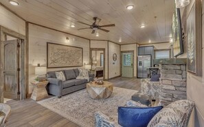 Smart-TV, Kamin, Videospiele, DVD-Player