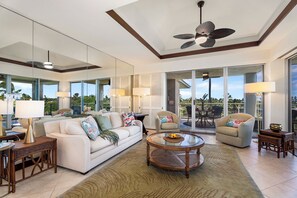 TV, books - 🏖️Top Floor | Ocean View | AC (Waikoloa)