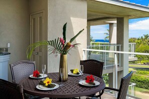 Outdoor dining - 🏖️Top Floor | Ocean View | AC (Waikoloa)