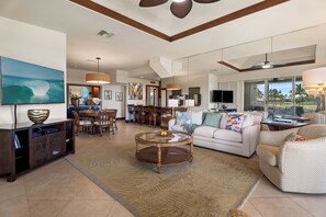 TV, books - 🏖️Top Floor | Ocean View | AC (Waikoloa)