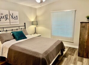 3 chambres, fer et planche à repasser, lit de bébé portatif