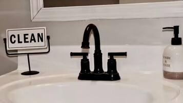 Bruser, hårtørrer, håndklæder, Toiletpapir