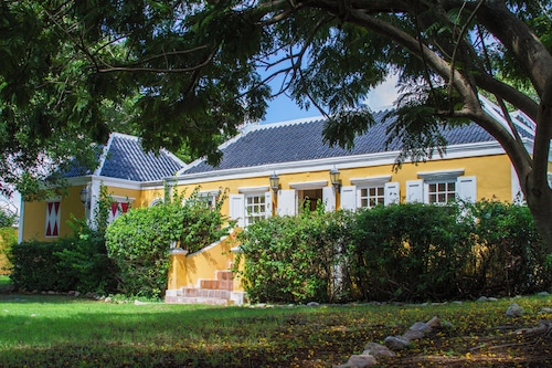 Gorgeous Historical Landhouse, Large Tropical Pool & Garden, Central Location!