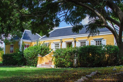 Gorgeous Historical Landhouse, Large Tropical Pool & Garden, Central Location!