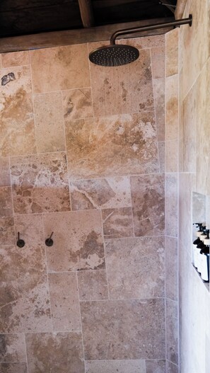 Secadora de cabello, toallas, jabón, papel de baño 