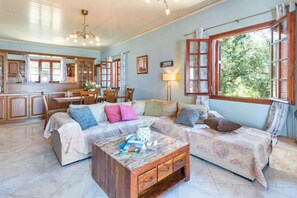 TV, peis, bøker og stereoanlegg