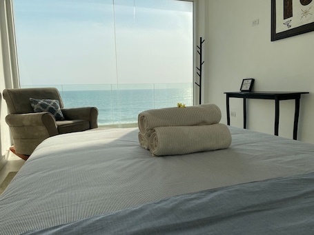 4 室のベッドルーム、WiFi、ベッドシーツ. Modern Beachfront Luxury in Monrovia