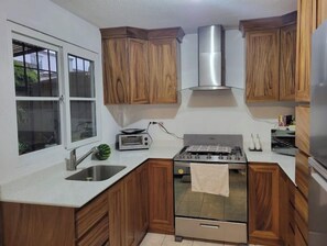 Jääkaappi, mikroaaltouuni, uuni, liesi