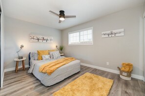 2 habitaciones, escritorio y tabla de planchar con plancha 