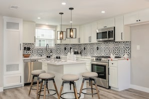 Geladeira, micro-ondas, fogão, cooktop