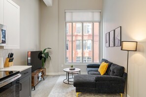 Smart TV, fireplace