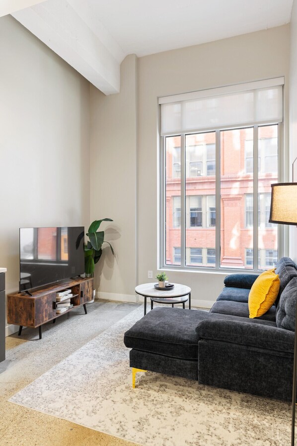 Smart TV, fireplace