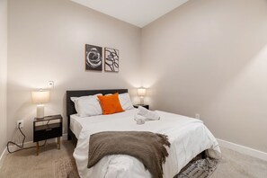 2 bedrooms, WiFi, bed sheets - 2Bedroom, Near Over theRhine & Fountain Sq. + wifi (Cincinnati)