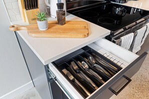 Fridge, microwave, stovetop, dishwasher