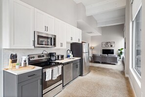 Réfrigérateur, four à micro-ondes, surface de cuisson, lave-vaisselle