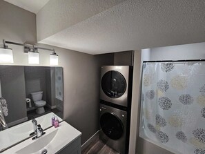 Serviettes fournies, savon, shampooing, papier de toilette