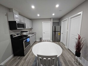 Réfrigérateur, four à micro-ondes, un four, surface de cuisson