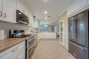 Microwave, oven, stovetop, dishwasher - The Blue House (Houston)