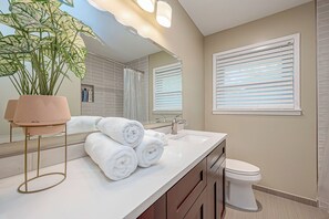 Douche, serviettes fournies, savon, papier toilette