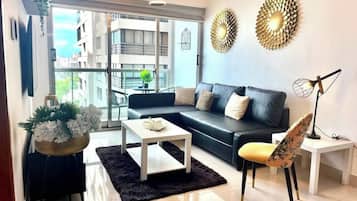 Departamento Deluxe, balcón, vista a la ciudad | Área de sala de estar