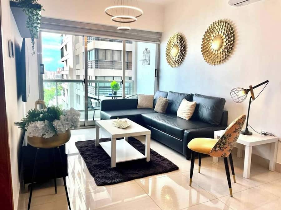 Apartamento luxo, sacada, vista para a cidade | Área de estar