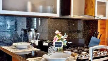 Departamento Deluxe, balcón, vista a la ciudad | Cocina privada