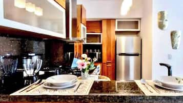 Departamento Deluxe, balcón, vista a la ciudad | Cocina privada