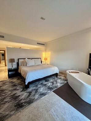 2 dormitorios, caja fuerte, escritorio y tabla de planchar con plancha