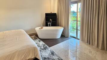 2 habitaciones, caja de seguridad en la habitación y escritorio